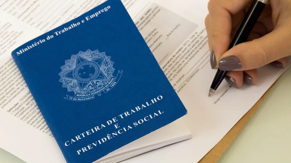 Dados do IBGE mostram que a desocupação caiu e 750 mil postos de trabalho foram criados no trimestre.