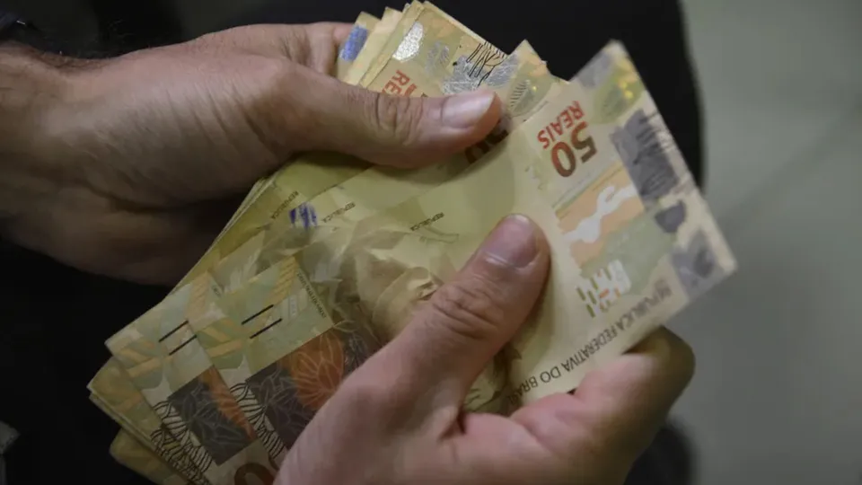 Os trabalhadores devem receber a primeira parcela do 13º salário até esta sexta-feira (29); veja o que fazer em caso de atraso.
