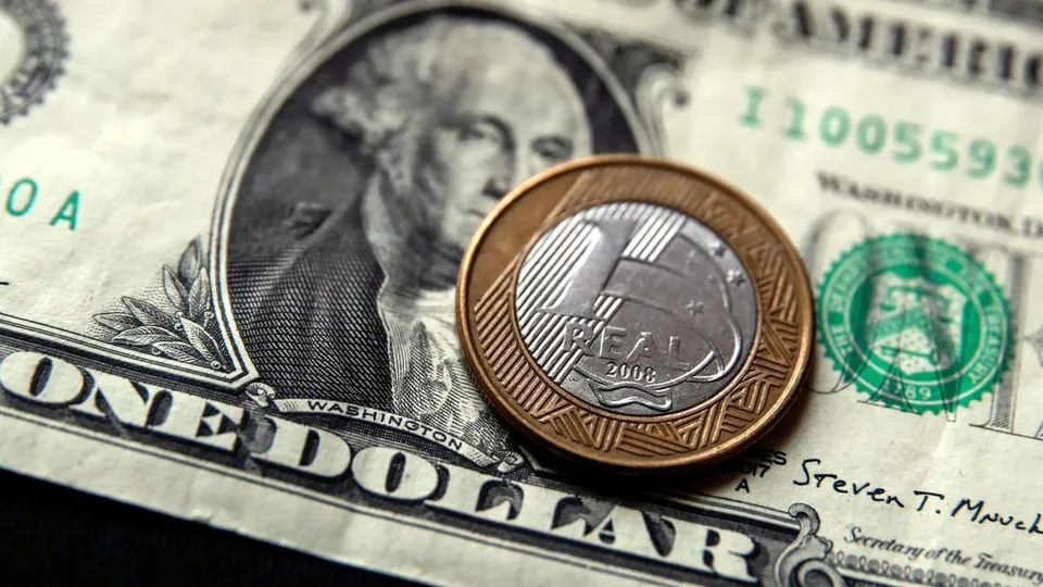 Dólar inicia a sexta-feira em alta, superando R$ 6,05 após anúncio fiscal