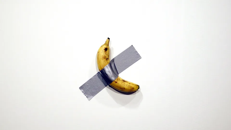 Após comprar uma banana pendurada como obra de arte por 6,2 milhões de dólares, Justin Sun come a fruta em evento de imprensa.