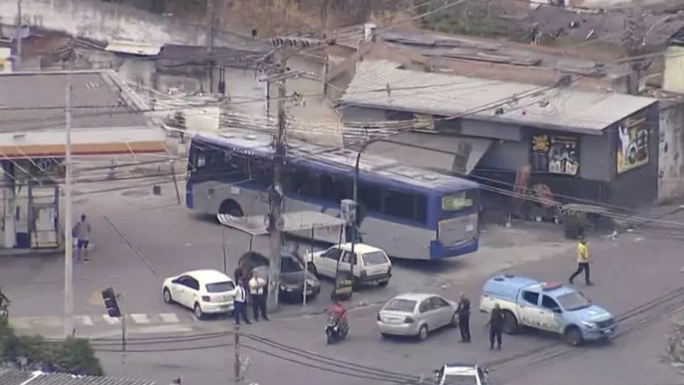 Traficantes sequestram ônibus e caminhão em represália a operação policial no Rio