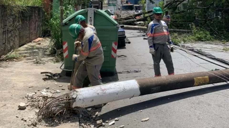 Após chuvas intensas, 109 mil clientes ficaram sem luz; restabelecimento avança lentamente.