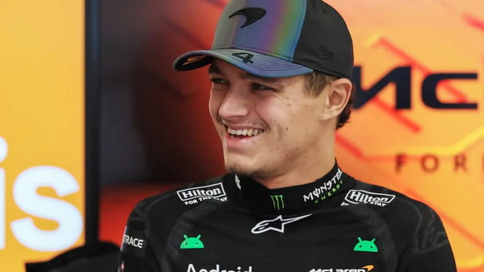 O piloto da McLaren, Lando Norris, larga na frente na corrida sprint após dominar o treino de classificação.