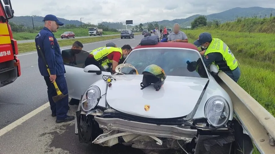 Motorista de Porsche de R$ 1 milhão sofre acidente e é hospitalizado em SC