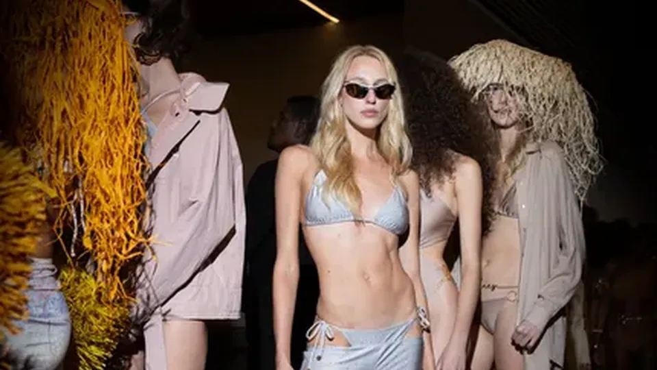 A decisão, anunciada pelo British Fashion Council, marca um avanço significativo nas práticas da moda sustentável.