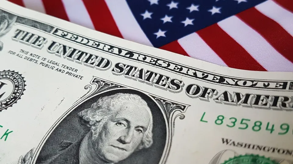 Após um dia de forte volatilidade, a moeda americana fecha em patamar recorde, enquanto governo busca medidas fiscais.