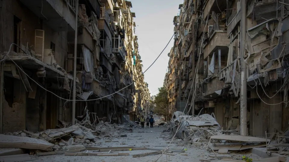 Ofensiva marca o maior ataque na guerra civil síria desde 2016 e provoca deslocamento em massa de civis.