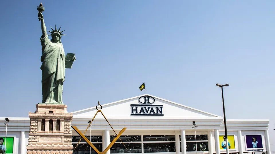 Decisão da Justiça de Santa Catarina requer a remoção de anúncios com a marca Havan e de Luciano Hang, sob pena de multa.