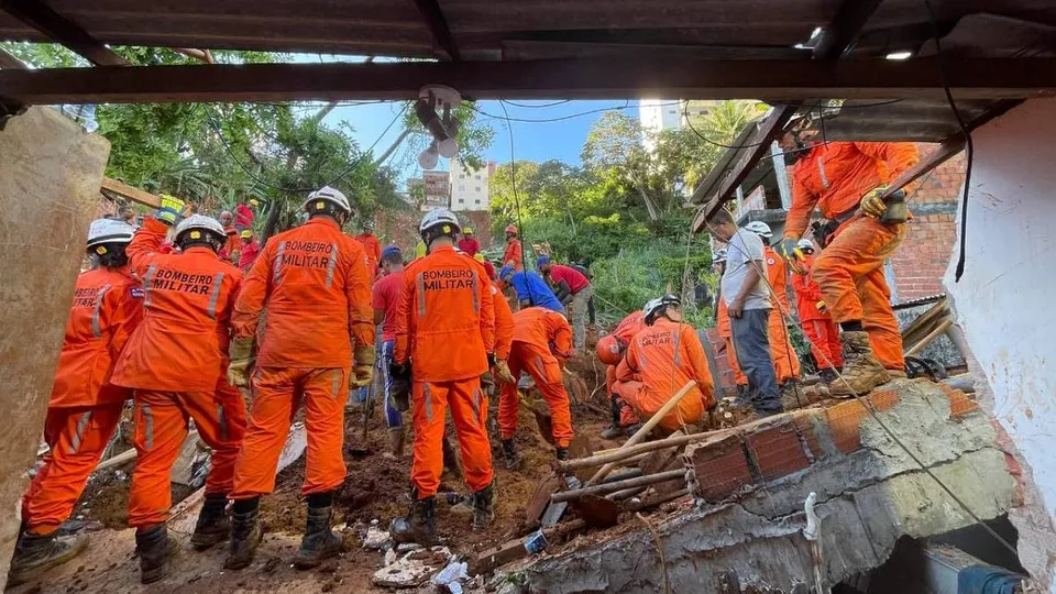 Amanda, de 12 anos, caiu em bueiro durante forte chuva na região metropolitana de Salvador