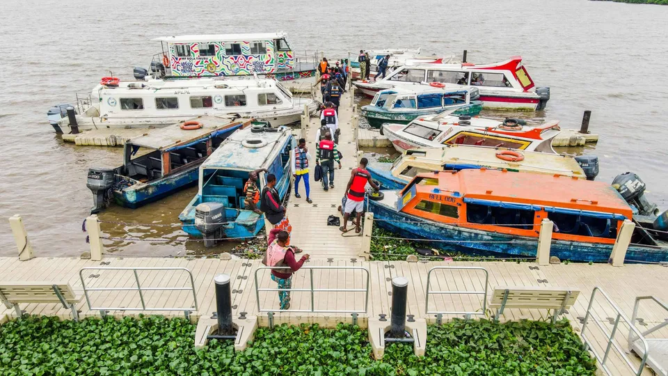 Tragédia ocorreu na Nigéria, onde embarcação naufragou com cerca de 200 pessoas a bordo; buscas estão em andamento