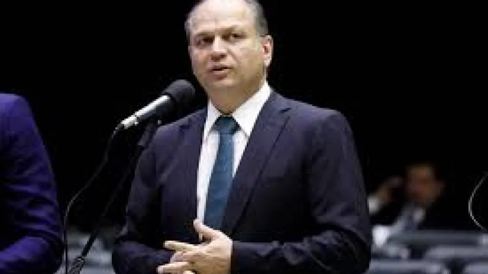 Ministro do STF vota contra recurso de senadores que pedem nova apuração sobre irregularidades na compra de vacinas