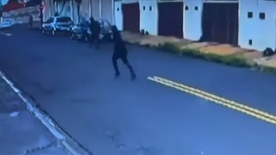 Criminosos invadiram agência da Caixa Econômica pelo telhado e fugiram após render funcionários.