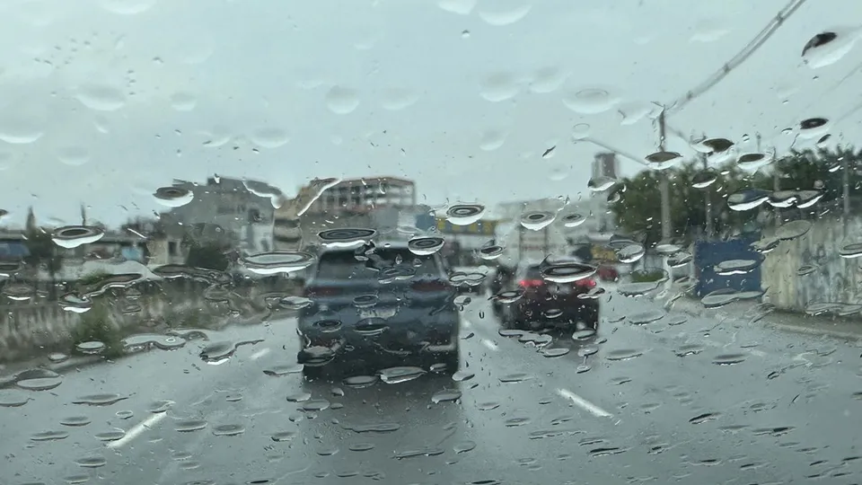 O Brasil enfrenta um fim de semana marcado por chuvas e temperaturas altas; alerta é emitido para várias áreas.