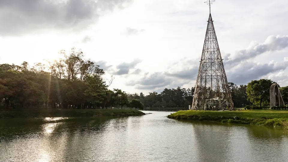 A maior árvore do Ibirapuera, com 57 metros, permitirá que o público explore seu interior iluminado durante o Natal.