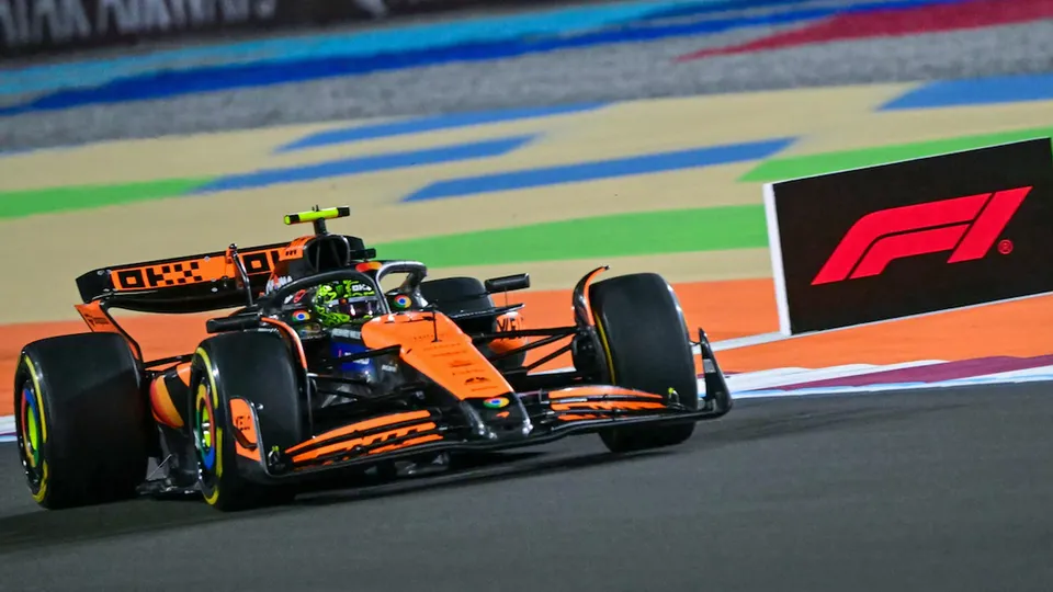 O australiano Oscar Piastri, da McLaren, triunfa na corrida sprint do GP do Catar, seguido por Lando Norris.