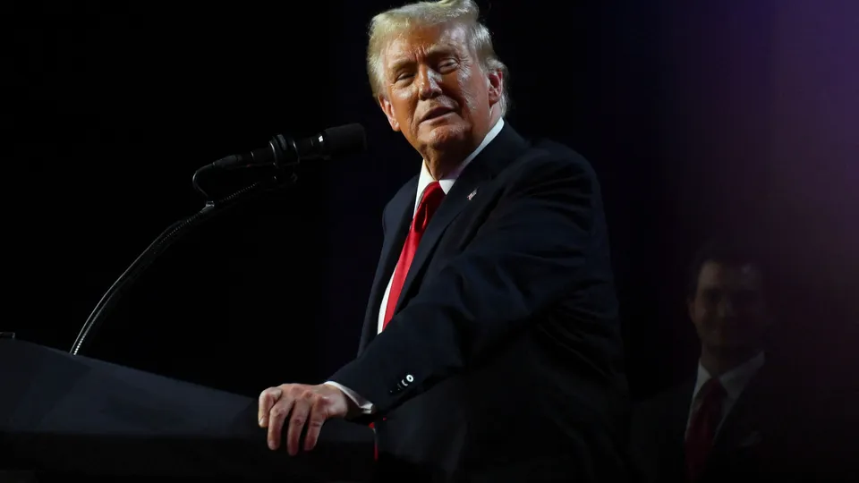 O presidente eleito dos EUA, Donald Trump, ameaça impor tarifas pesadas aos países do Brics caso busquem substituir o dólar.