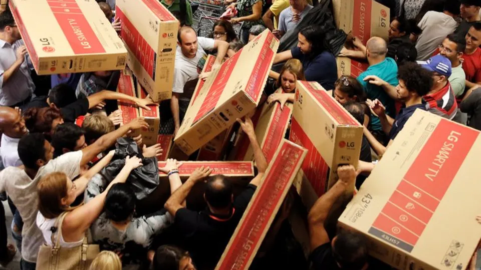 No 'Black Friday', consumidores nos EUA gastaram US$ 10,8 bilhões, superando 2023 em 10,2%, com forte uso de inteligência artificial.