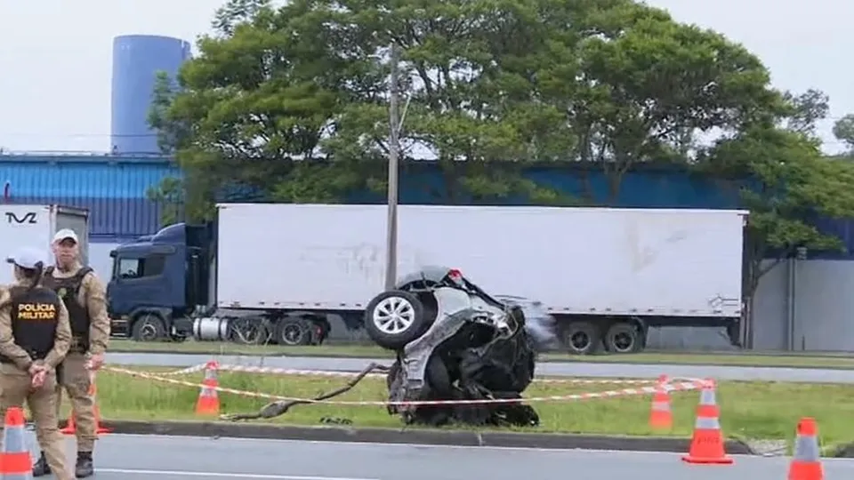 Carro parte ao meio em acidente fatal na Avenida das Torres, em Curitiba