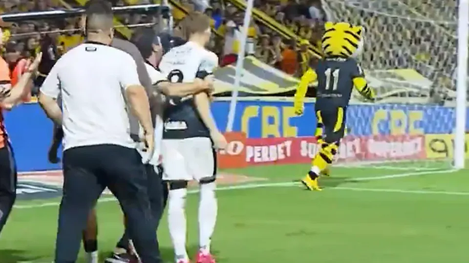 Tumulto durante o intervalo da partida no Heriberto Hülse atrasou reinício do segundo tempo em 22 minutos.