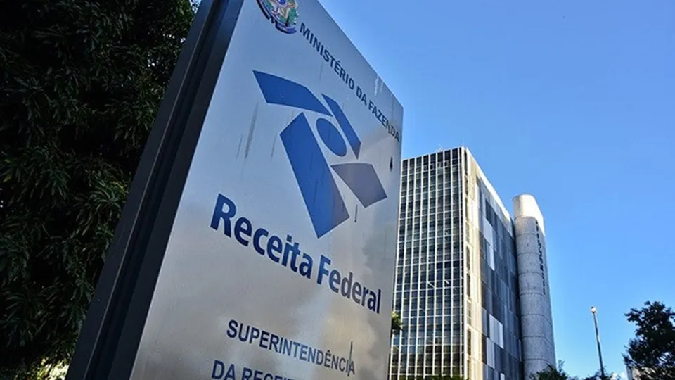Com um aumento real de 9,8%, a arrecadação de outubro supera expectativas e atinge o maior valor desde 1995.