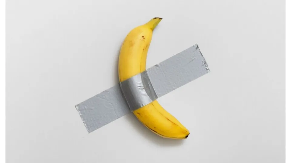 A obra 'Comedian', de Maurizio Cattelan, alcança US$ 6,2 milhões em leilão, destacando seu papel na cultura de arte e memes.