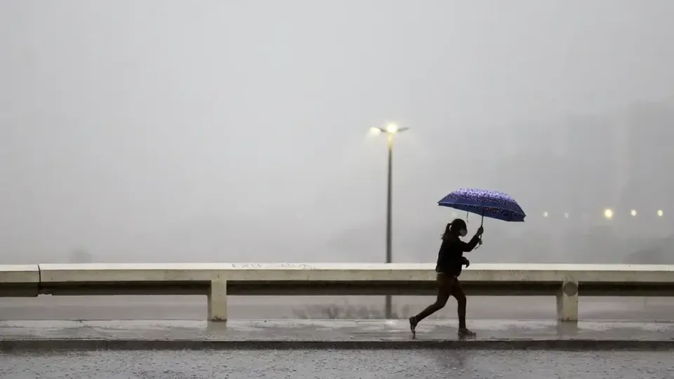 Instituto Nacional de Meteorologia alerta para chuvas de até 100 mm e ventos de até 100 km/h em várias regiões brasileiras nesta semana.