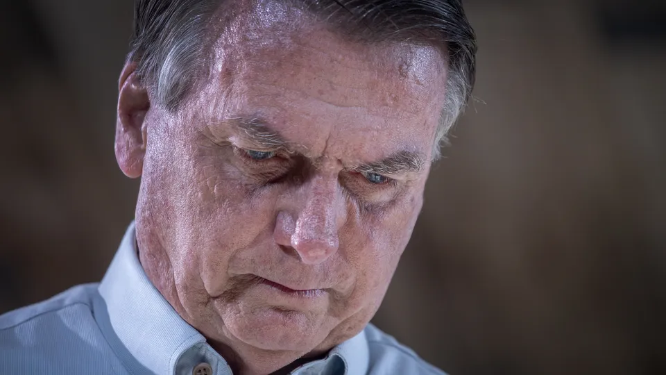 Ex-presidente e outros 36 indiciados por tentativa de golpe enfrentam possível ação penal e análise da PGR.