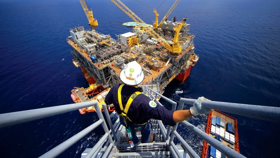 Os contratos futuros de petróleo fecharam em alta com o WTI superando os US$ 70, enquanto analistas preveem excessos de oferta para 2025.