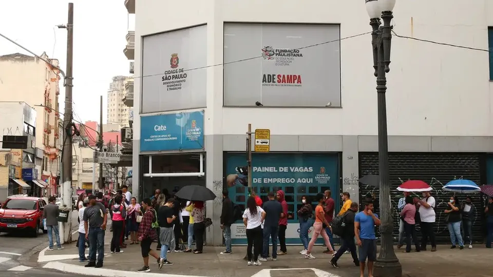 Dados do IBGE mostram que Pernambuco teve a maior taxa de desemprego, enquanto Rondônia apresentou a menor.