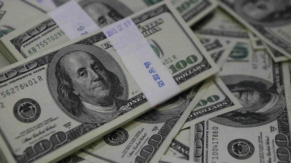 Com aversão ao risco, dólar à vista fecha a quinta-feira com alta de 0,76%, cotado a R$ 5,8117.