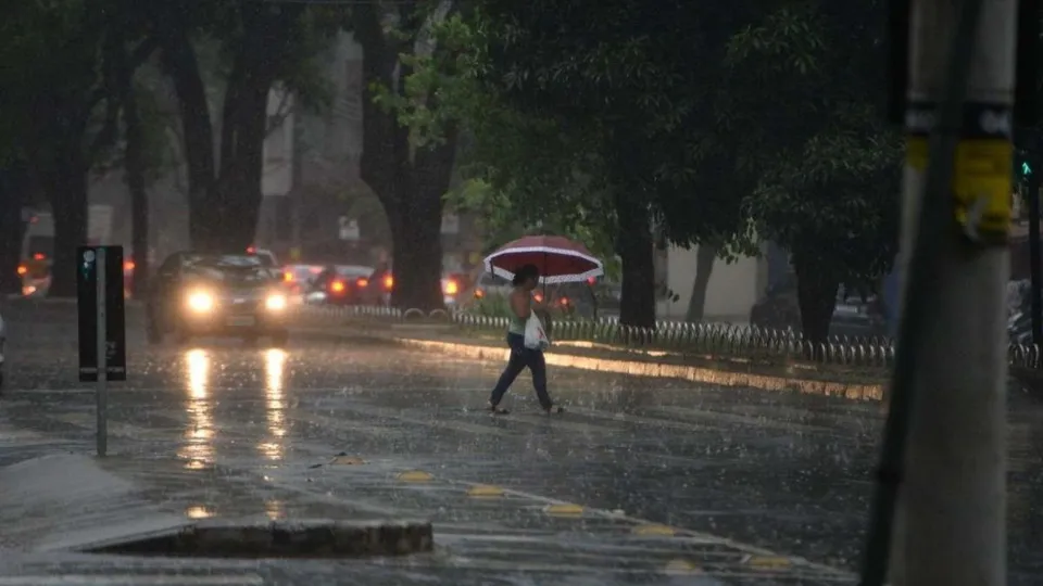 Instituto Nacional de Meteorologia emite alerta laranja para chuvas e ventos fortes em 12 estados