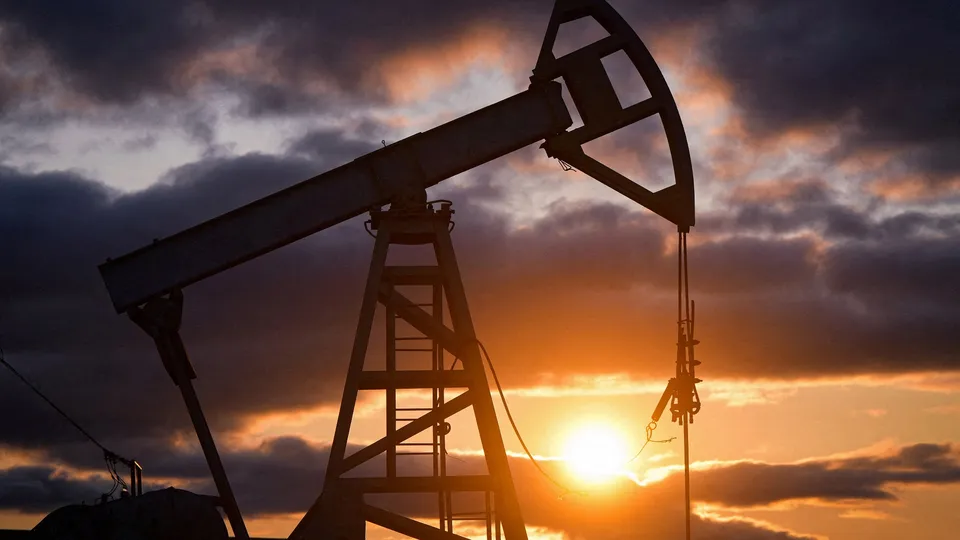 A intensificação das hostilidades na Ucrânia e a resposta da Rússia elevam os preços do petróleo, que atingem máximas em duas semanas.