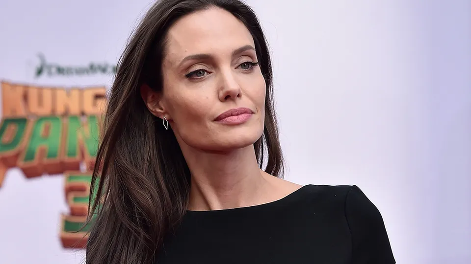 Angelina Jolie enfrenta dificuldades financeiras após divórcio conturbado com Brad Pitt