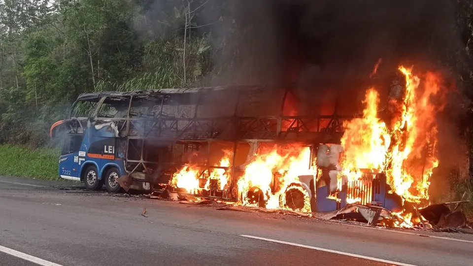 Passageiro é detido por incêndio em ônibus com 40 pessoas na rodovia Régis Bittencourt