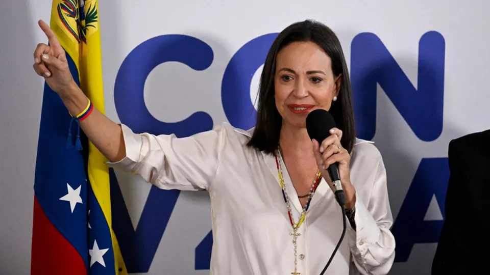 O governo de Maduro inicia nova investigação contra a líder da oposição por apoiar sanções dos EUA, ampliando a perseguição política.