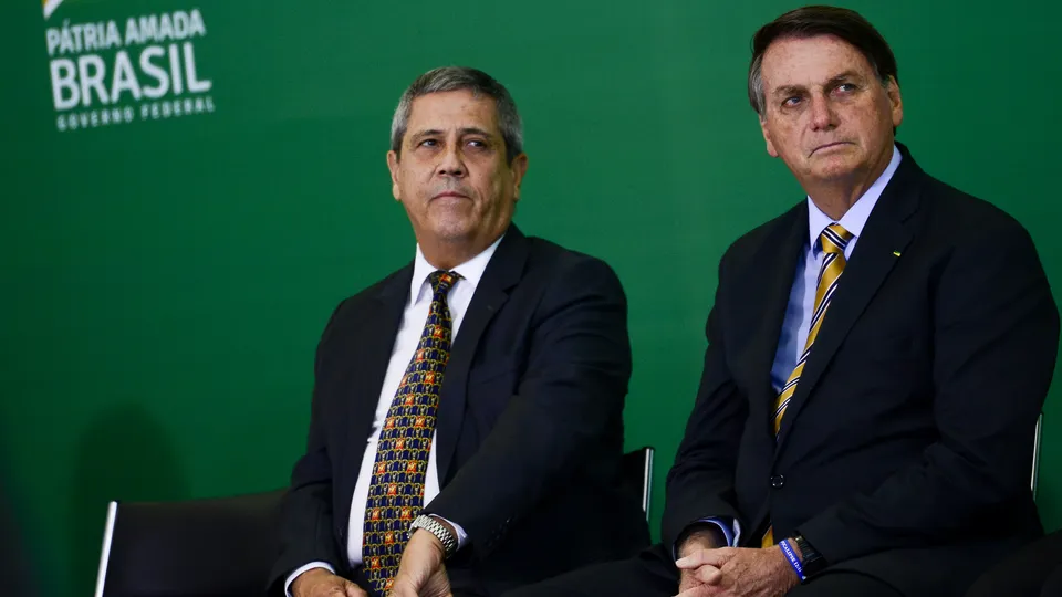 O ex-presidente Jair Bolsonaro descredibiliza inquérito da PF que investiga tentativa de golpe e afirma ser alvo de perseguição.