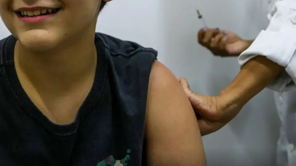 Neste sábado, a prefeitura realiza um dia de vacinação e conscientização sobre a dengue em várias regiões da cidade.