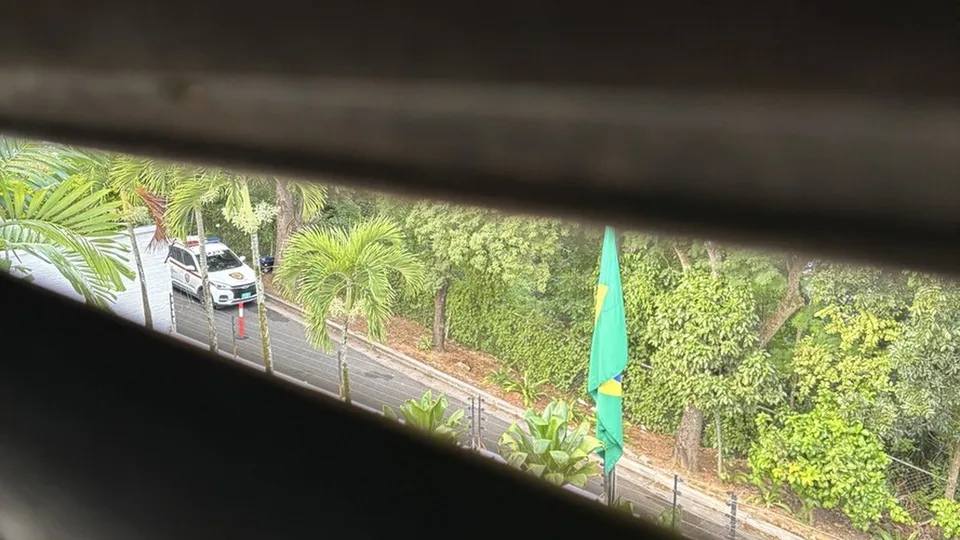 Buenos Aires afirma que forças armadas venezuelanas cercam sua sede diplomática, onde seis opositores estão asilados sob proteção do Brasil.