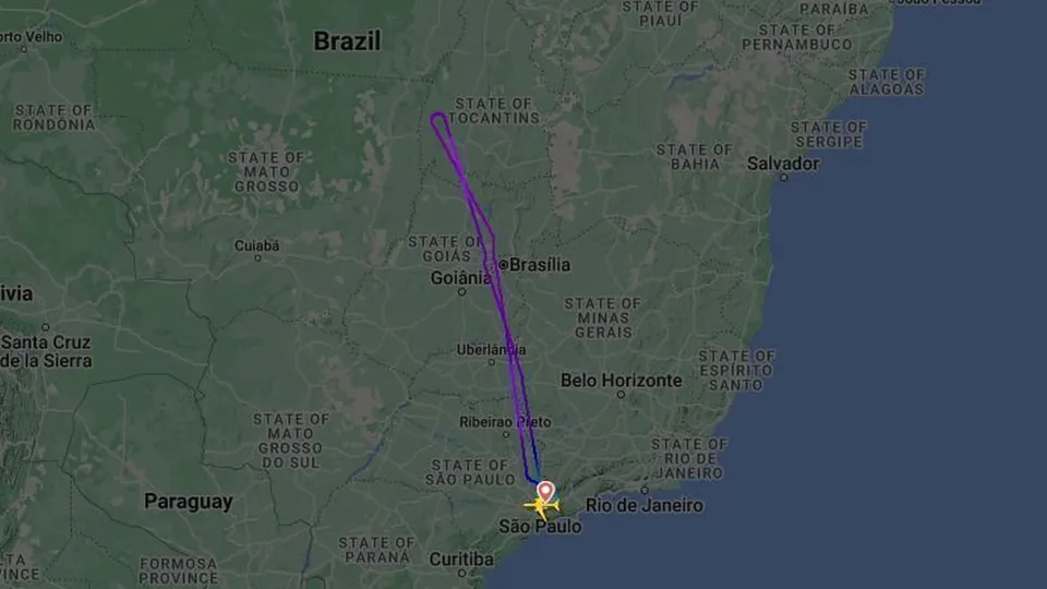 Aeronave que levava 221 passageiros fez pouso seguro em São Paulo; um passageiro foi hospitalizado para avaliação.