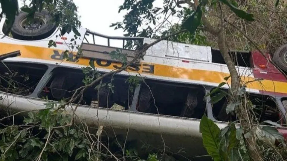 Ônibus escolar despenca em ribanceira em Alagoas e gera temor por vítimas fatais