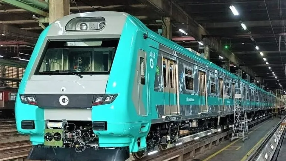 Uma falha elétrica na linha 9-Esmeralda provocou incêndio em trem na estação Santo Amaro; bombeiros agiram rapidamente.