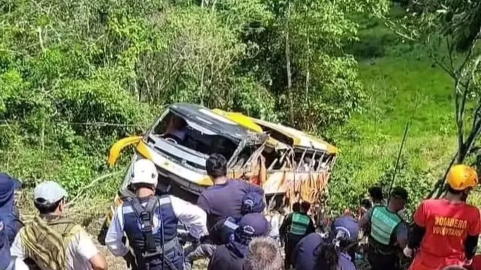 Um grave acidente envolvendo um ônibus escolar no Peru resultou na morte de 11 pessoas, incluindo seis crianças, neste sábado.