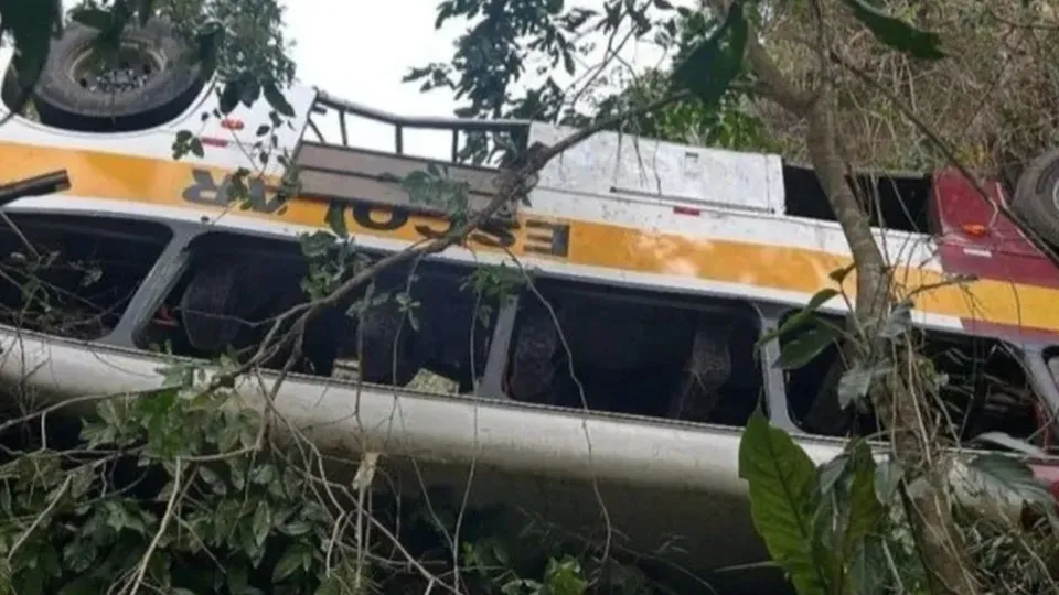 Ônibus que tombou em Alagoas e deixou 17 mortos tinha vistoria regular, diz prefeitura