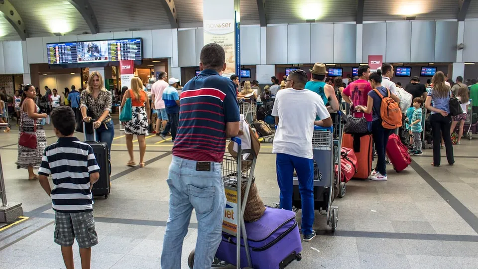 Em outubro, brasileiros desembolsaram o equivalente a R$ 7,71 bilhões em viagens internacionais, segundo o Banco Central.