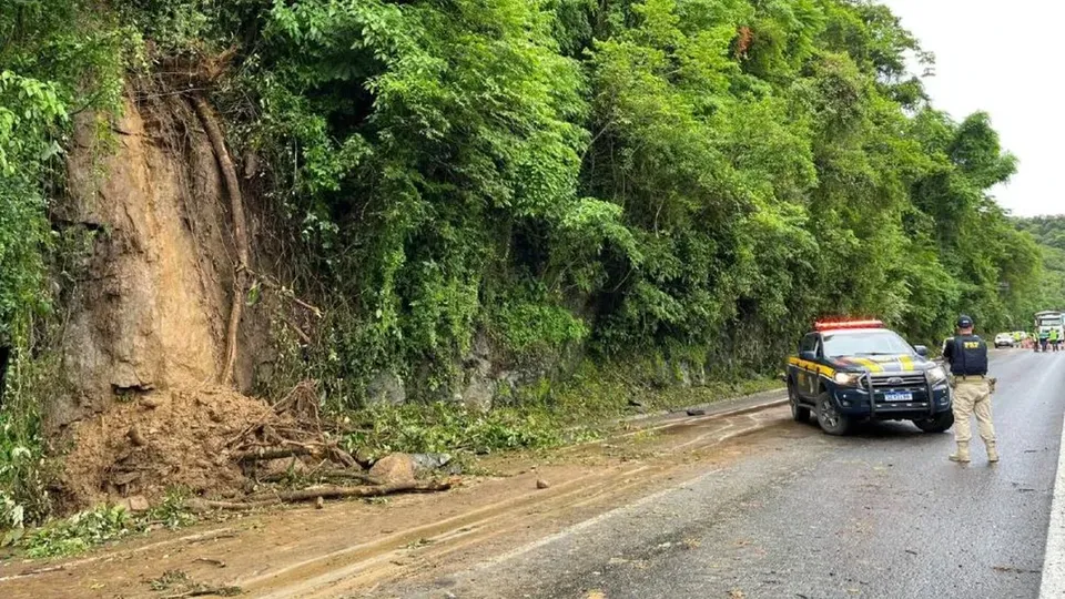 Deslizamento de pedras bloqueia parcialmente a BR-277 em Morretes, no Paraná