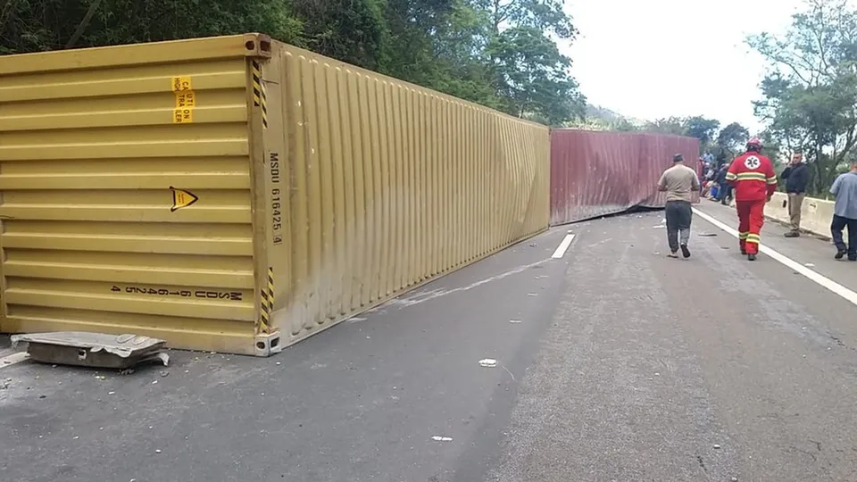 Acidente com carreta interdita BR-040 em Petrópolis por quase uma hora nesta segunda-feira