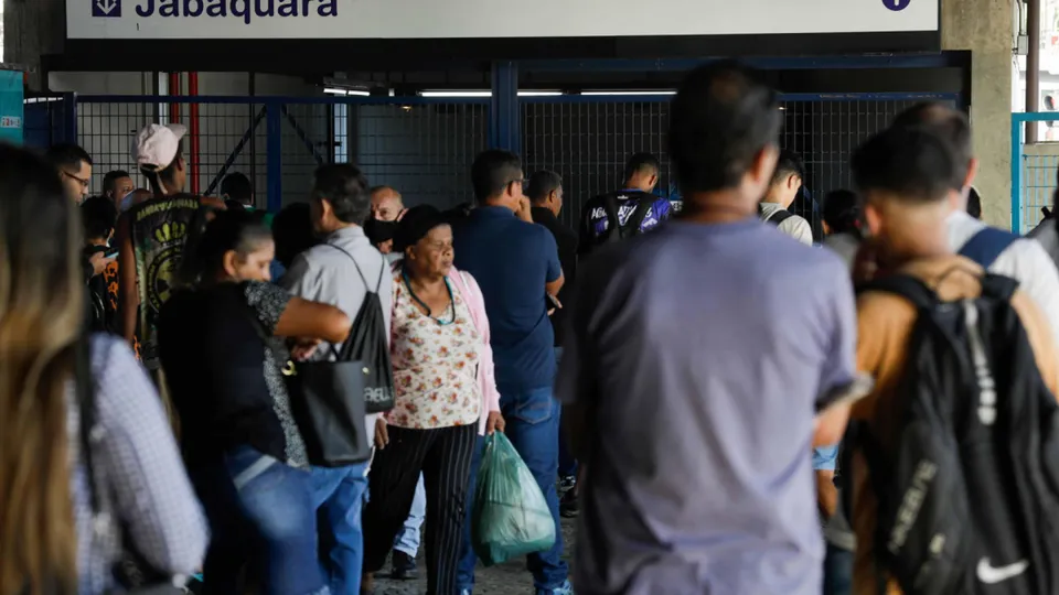 Uma mulher foi atendida na manhã desta segunda-feira após ser ferida por um pedaço de concreto na estação Jabaquara, em SP.