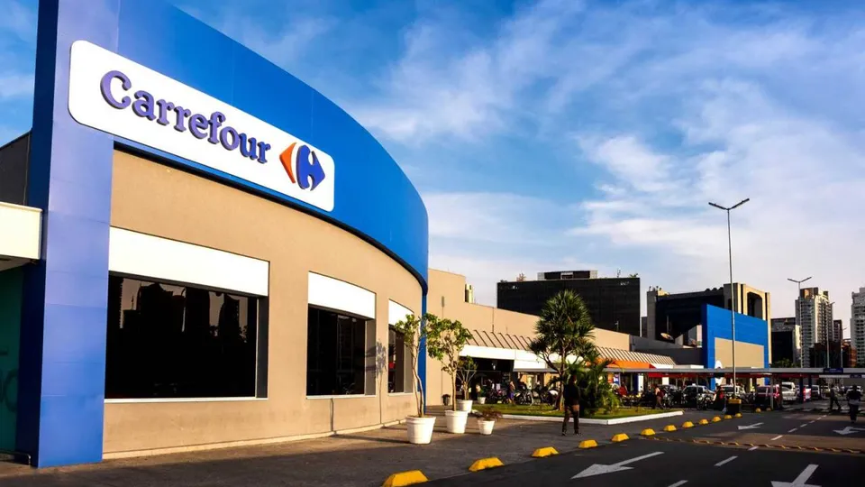 O Grupo Carrefour Brasil reconheceu a suspensão de fornecimento de carnes e os efeitos sobre suas lojas no país, após boicote da indústria.
