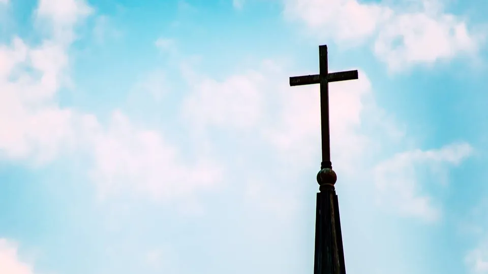 A proposta em análise visa assegurar aos advogados o direito de usar vestimentas religiosas e suspender prazos processuais em datas importantes.