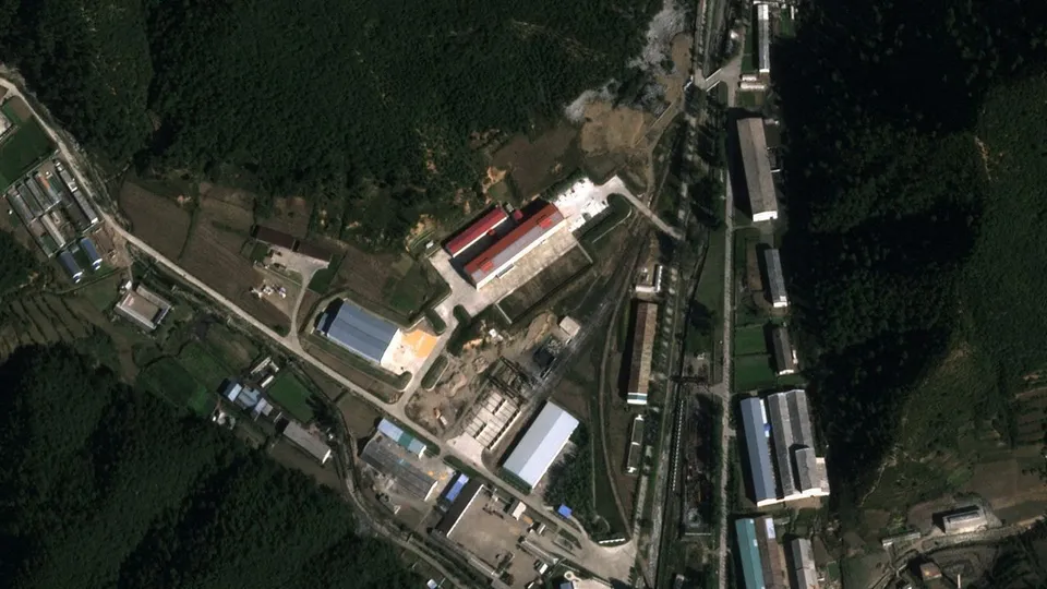 Pesquisadores analisam imagens que indicam a ampliação de complexo de armas na Coreia do Norte, crucial para mísseis de curto alcance